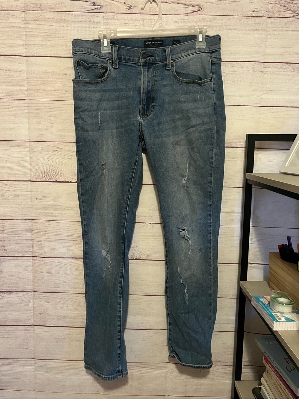 Lucky Brand lightly distressed men’s jeans size 32/30